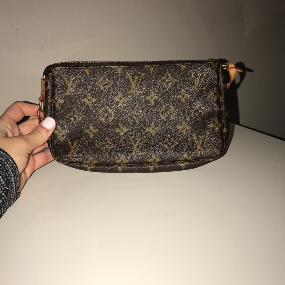 Authentic Louis Vuitton Monogram Pochette